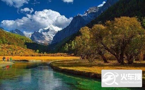 蓝天雪山红草地稻城亚丁秋天人间天堂的美景23